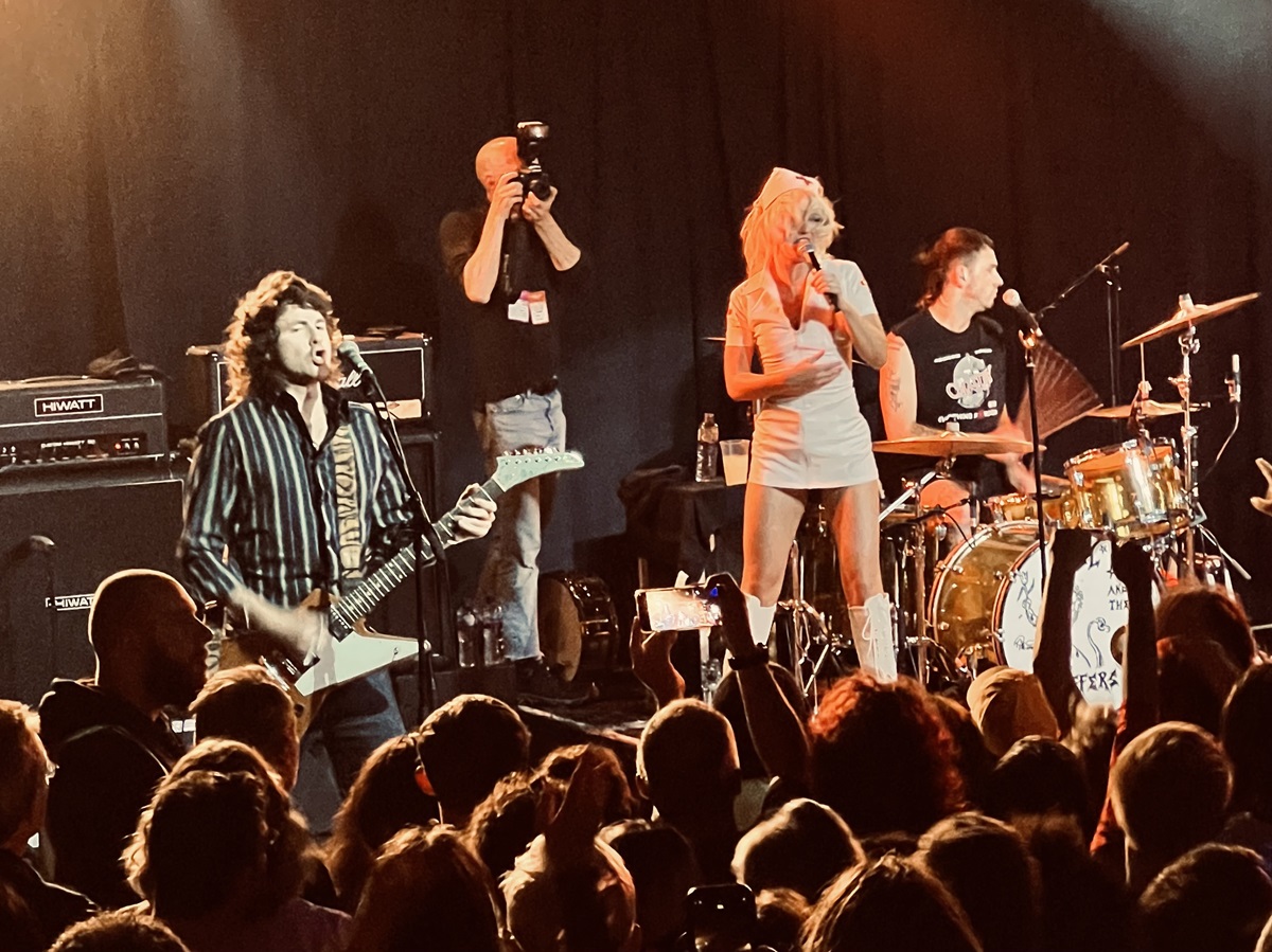Amyl And The Sniffers Live