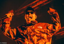 I Kneecap e la rabbia del presente nel primo concerto in Italia