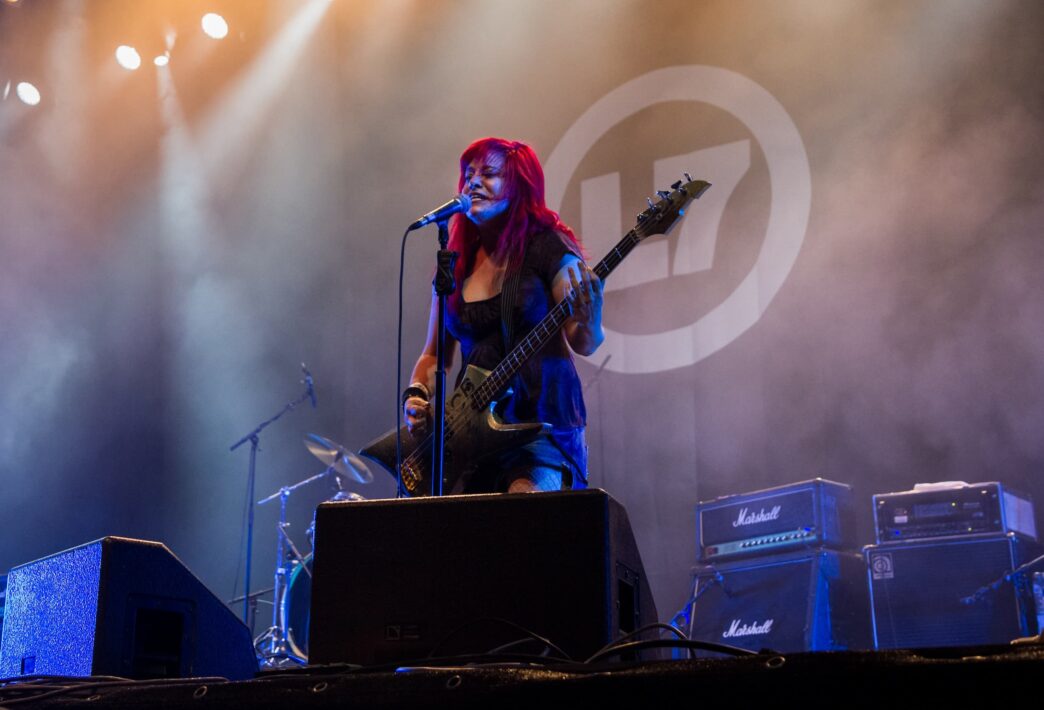 Jennifer Finch delle L7 sul palco con la sua band