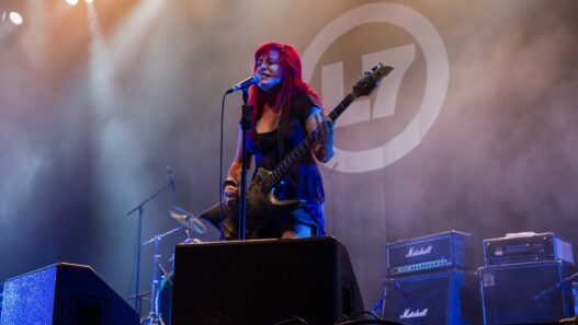Jennifer Finch delle L7 sul palco con la sua band