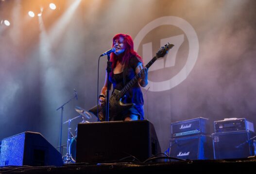 Jennifer Finch delle L7 sul palco con la sua band