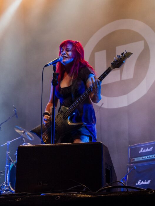 Jennifer Finch delle L7 sul palco con la sua band