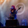 Jennifer Finch delle L7 sul palco con la sua band
